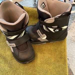 Burton kids snowboard boots size 3 excellent shape European 34.